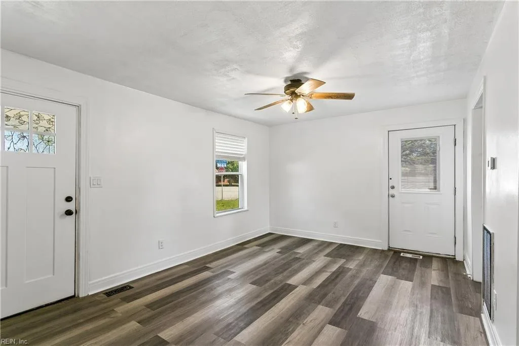 401 Melville RD, HAMPTON VA 23661 - Photo 5