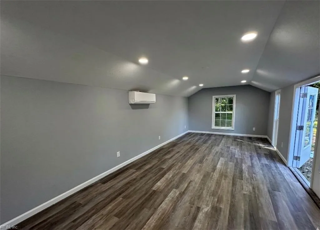 26 Woodland RD, HAMPTON VA 23663 - Photo 5