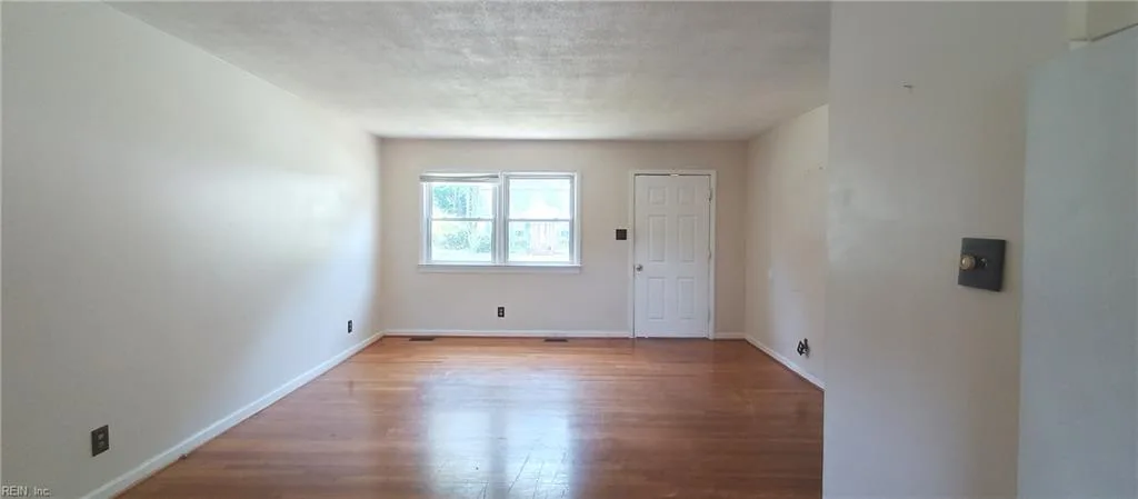 329 DE LAURA DR, NEWPORTNEWS VA 23608 - Photo 5