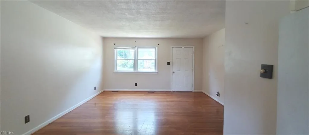 329 DE LAURA DR, NEWPORTNEWS VA 23608 - Photo 5