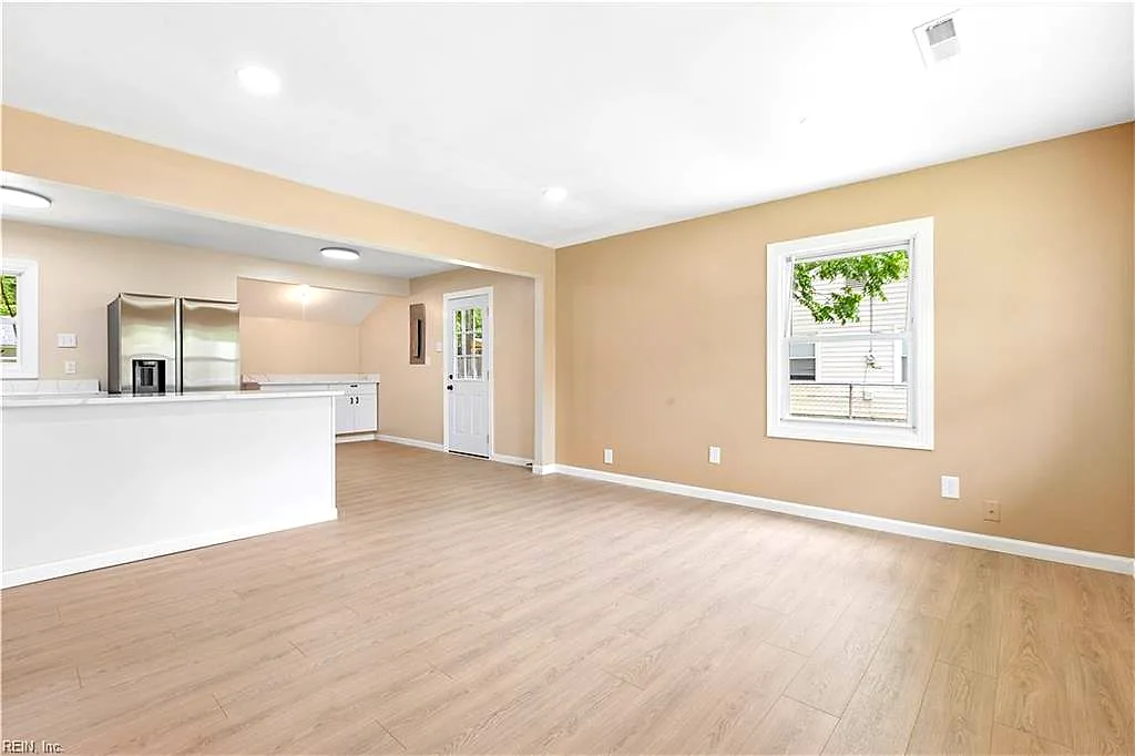 213 Shawen DR, Hampton — 3 bed Residential, 864 sqft