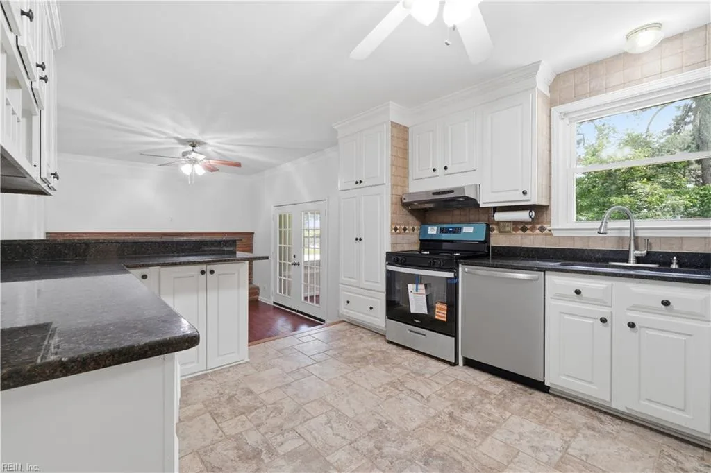 5825 Barberry LN, PORTSMOUTH VA 23703 - Photo 5