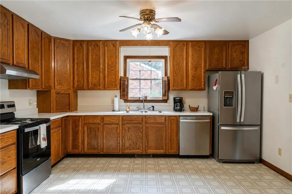 7306 Leigh DR, HAYES VA 23072 - Photo 4