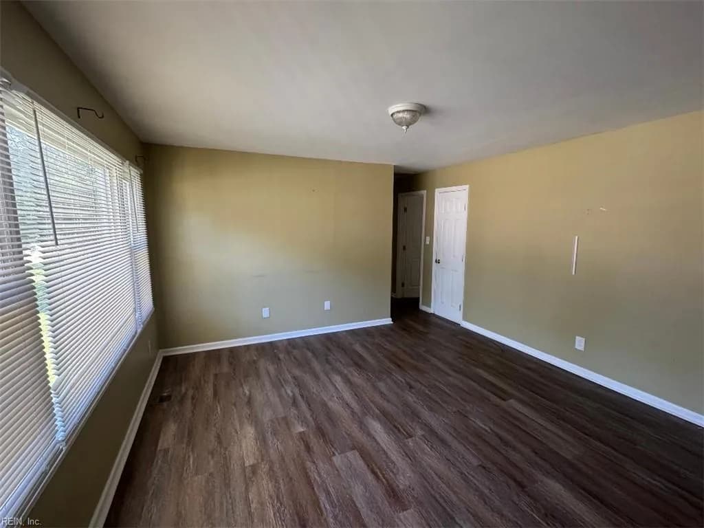 305 Mona DR, NEWPORTNEWS VA 23608 - Photo 3