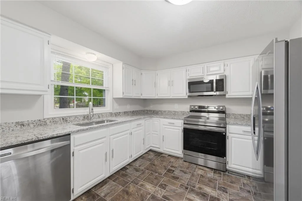 821 Lancaster LN, NEWPORTNEWS VA 23602 - Main photo
