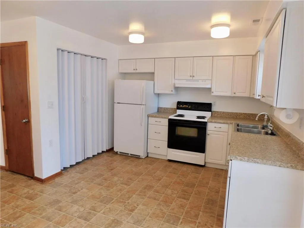 4804 Lake DR, VIRGINIABEACH VA 23455 - Photo 5