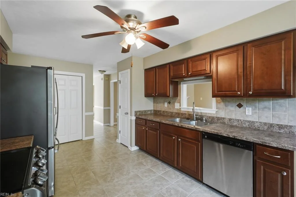 1897 Haviland DR, VIRGINIABEACH VA 23454 - Photo 5