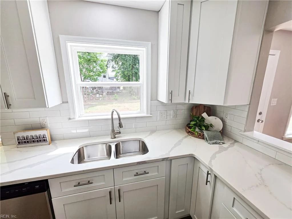 220 Upland DR, HAMPTON VA 23666 - Photo 5