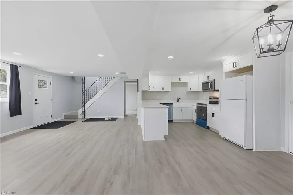 2102 Grimes RD, HAMPTON VA 23663 - Photo 5