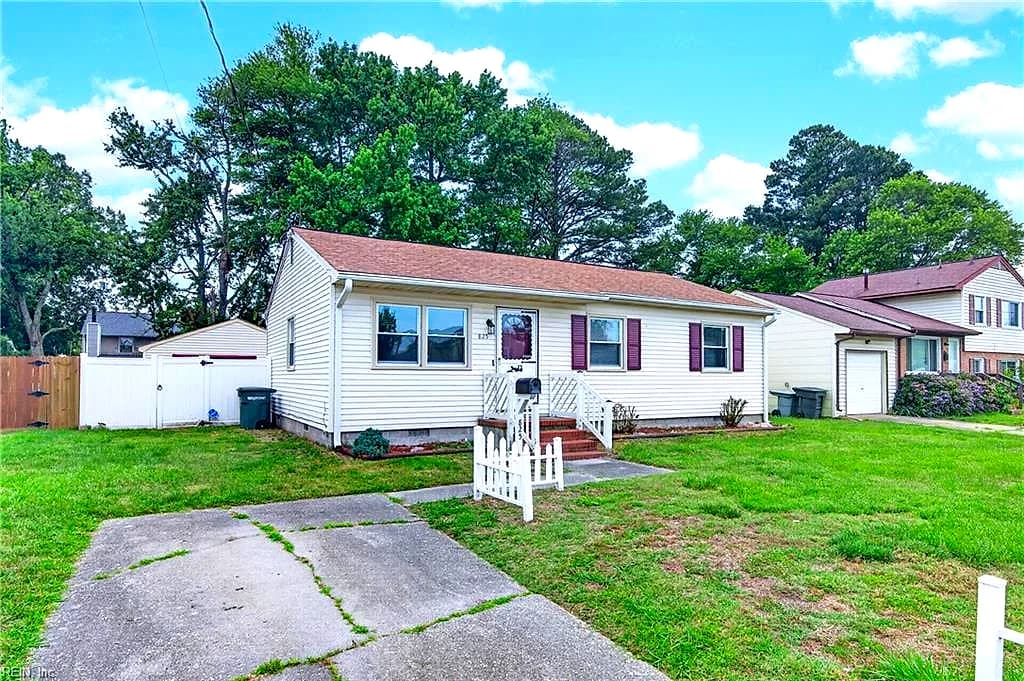 825 Thames DR, HAMPTON VA 23666 - Photo 3