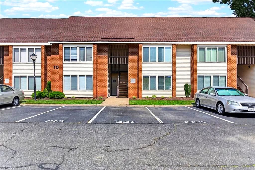 223 Pacific DR, Hampton — 2 bed Residential, 910 sqft