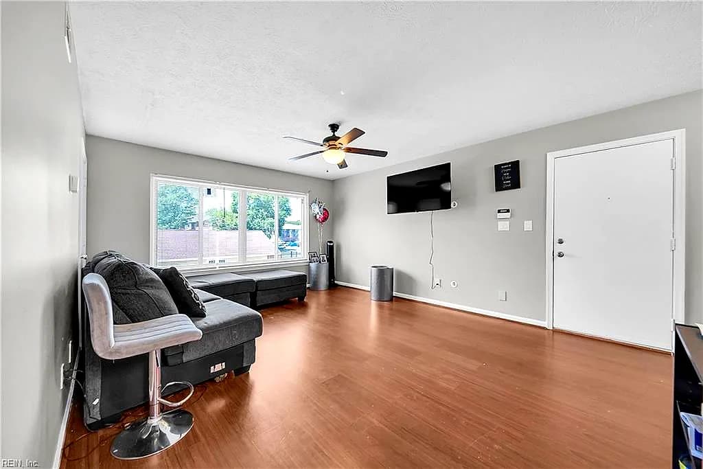 240 Pacific DR, HAMPTON VA 23666 - Photo 4