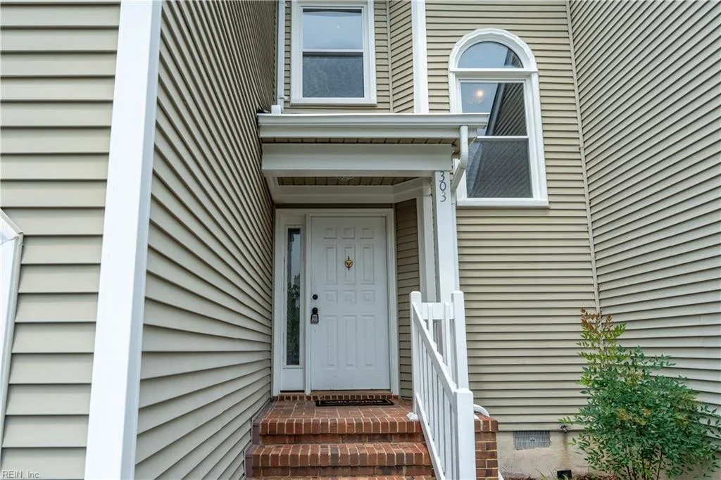 303 Bridge XING, YORKTOWN VA 23692 - Photo 3