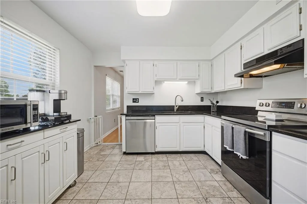 3728 Strathmoor CIR, VIRGINIABEACH VA 23452 - Photo 4