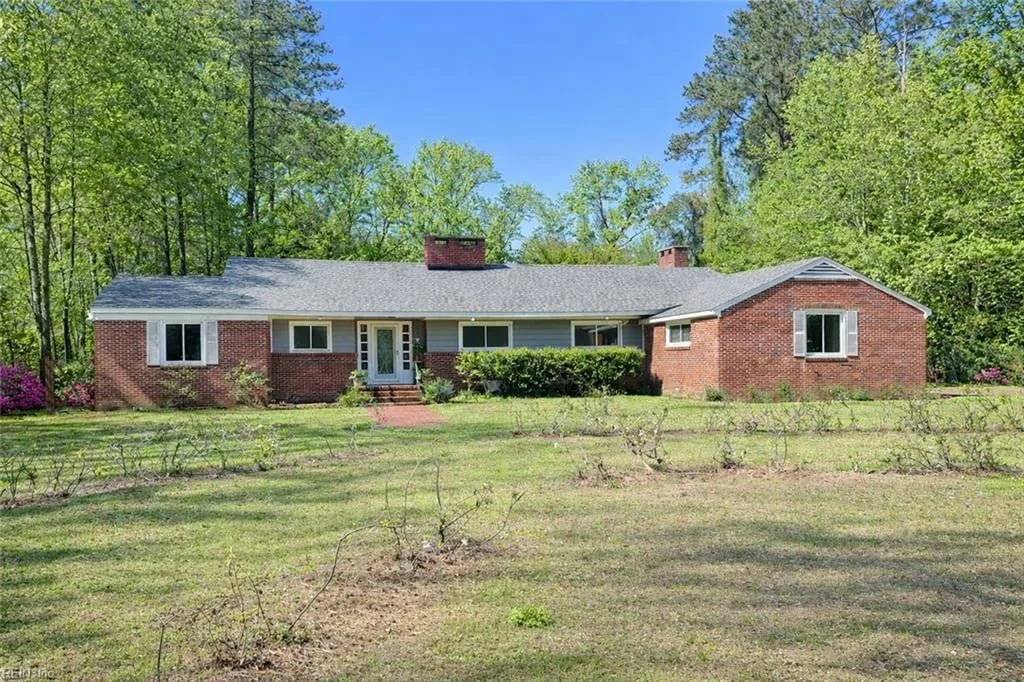 201 Robinhood RD, FRANKLIN VA 23851