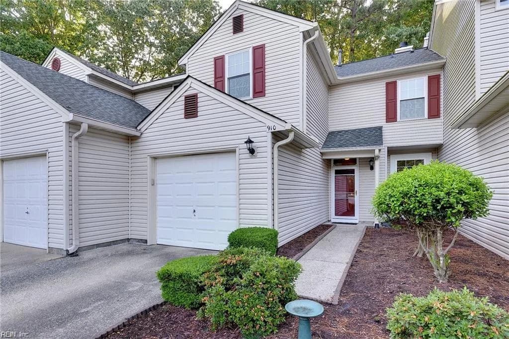 910 Lake Forest DR, NEWPORTNEWS VA 23602 - Main photo