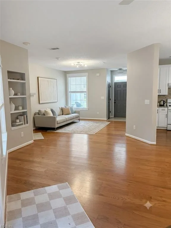 910 Lake Forest DR, NEWPORTNEWS VA 23602 - Photo 4