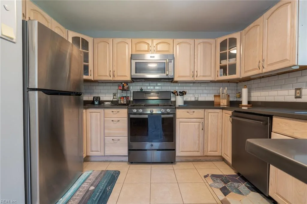 8065 W Glen RD, NORFOLK VA 23505 - Photo 4
