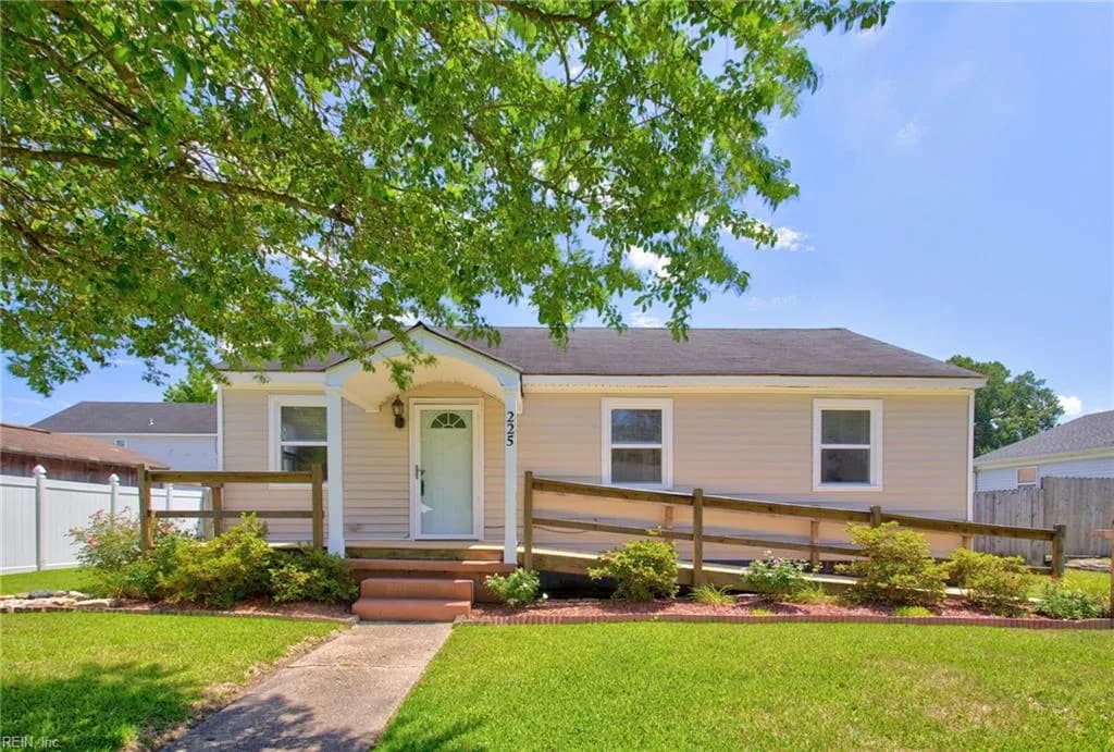 225 Castlewood RD, PORTSMOUTH VA 23702 - Main photo