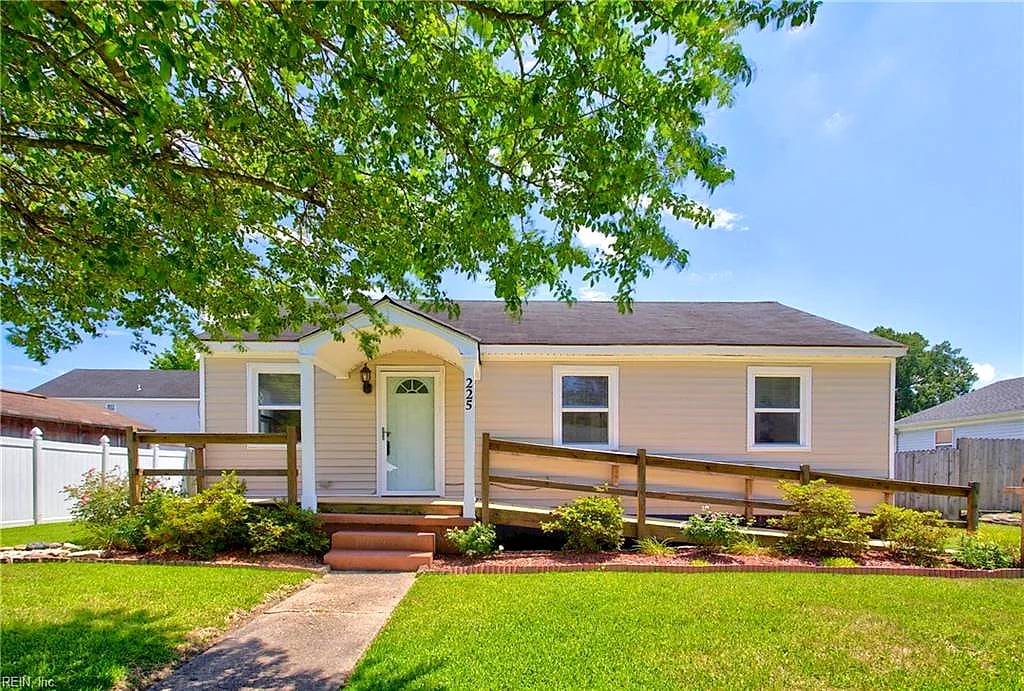 225 Castlewood RD, Portsmouth — 3 bed Residential, 956 sqft