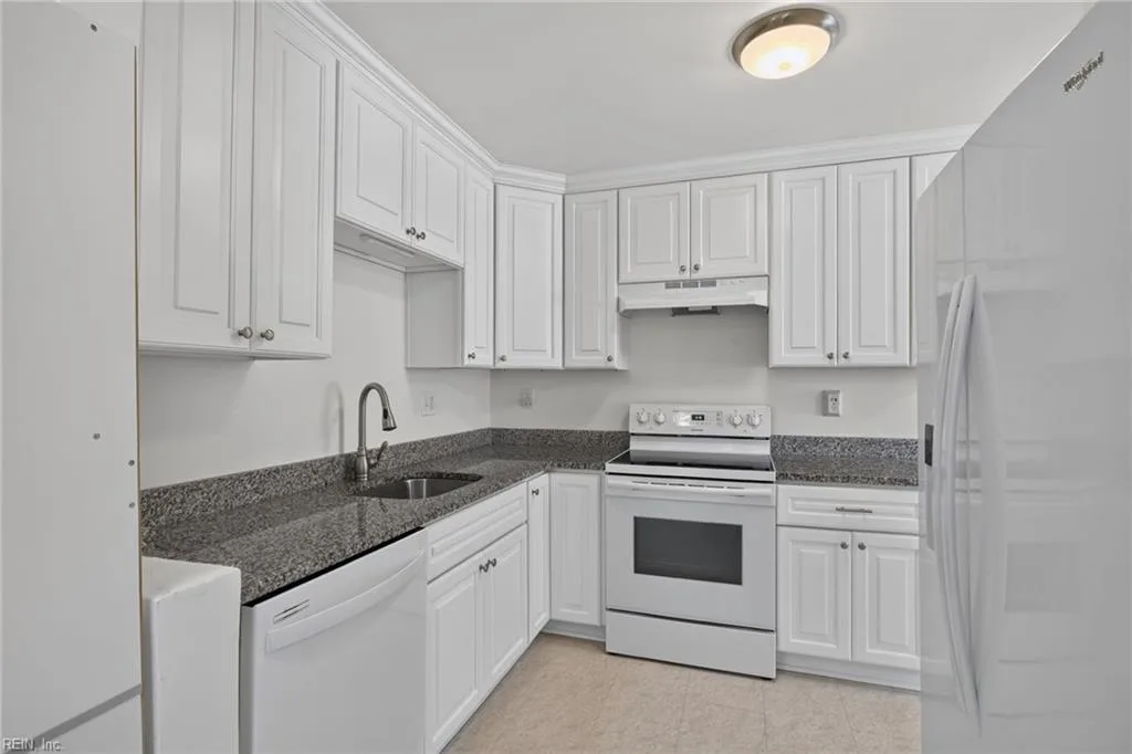 225 Castlewood RD, PORTSMOUTH VA 23702 - Photo 3