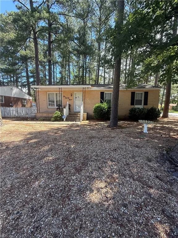 223 Thomas ST, FRANKLIN VA 23851 - Photo 2