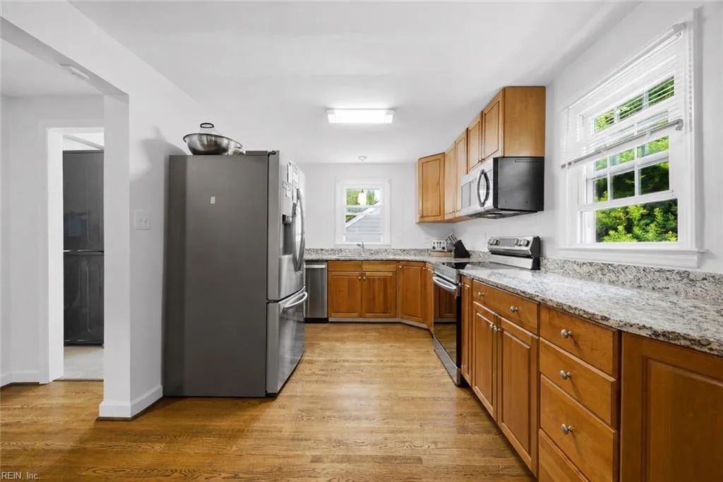 124 Cambridge PL, HAMPTON VA 23669 - Photo 3