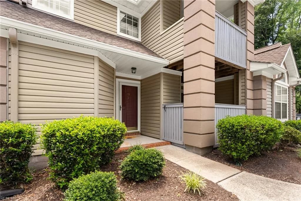 315 Gainsborough SQ, CHESAPEAKE VA 23320 - Photo 3