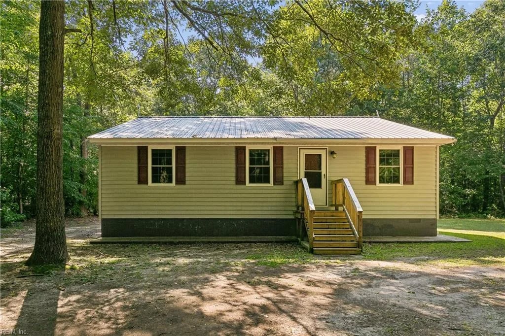 4497 Backwoods LN, HAYES VA 23072