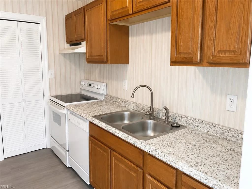 19 Towne Square DR, NEWPORTNEWS VA 23607 - Photo 5