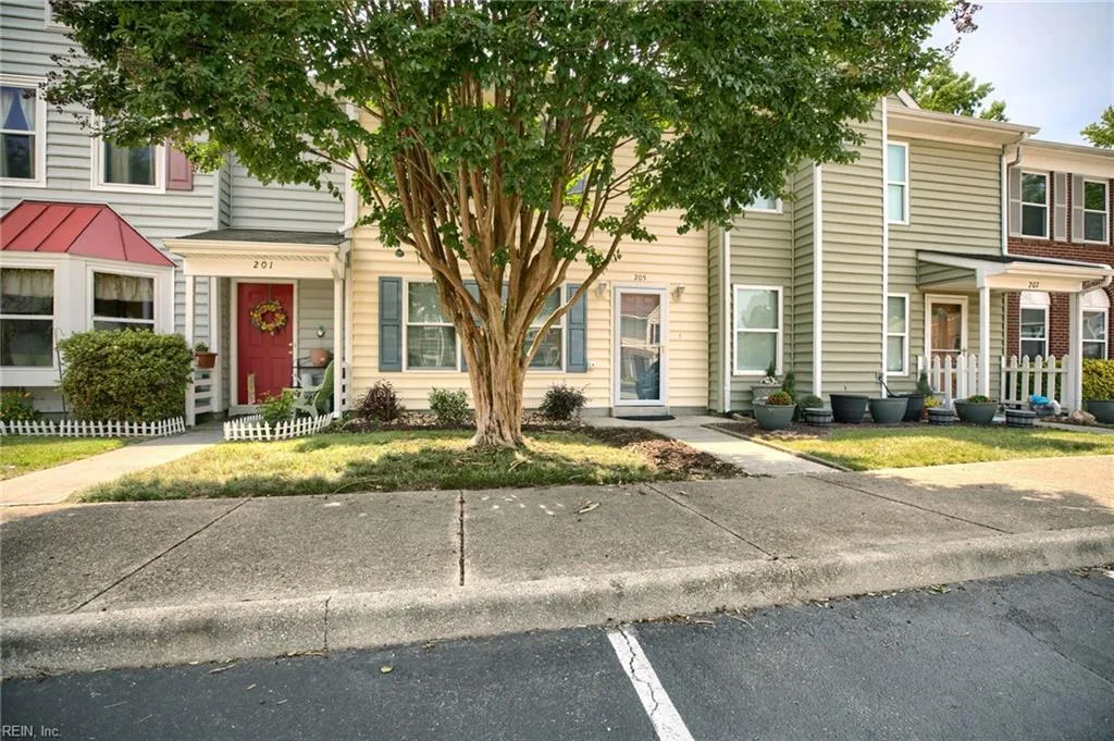205 Whitewater DR, NEWPORTNEWS VA 23608