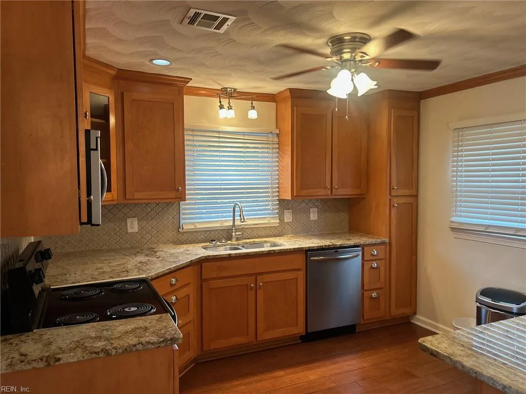 22 Pickett ST, HAMPTON VA 23669 - Photo 4