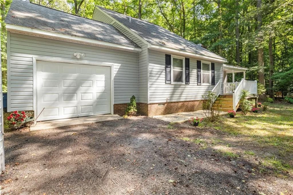 8201 Meandering LN, NORTH VA 23128 - Photo 4