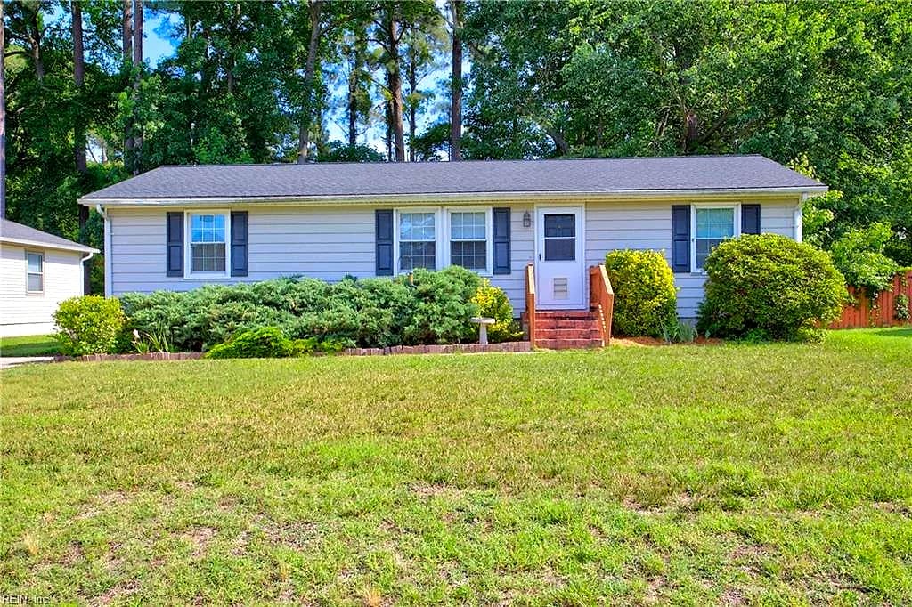 105 Cavalier DR, YORKTOWN VA 23692 - Main photo