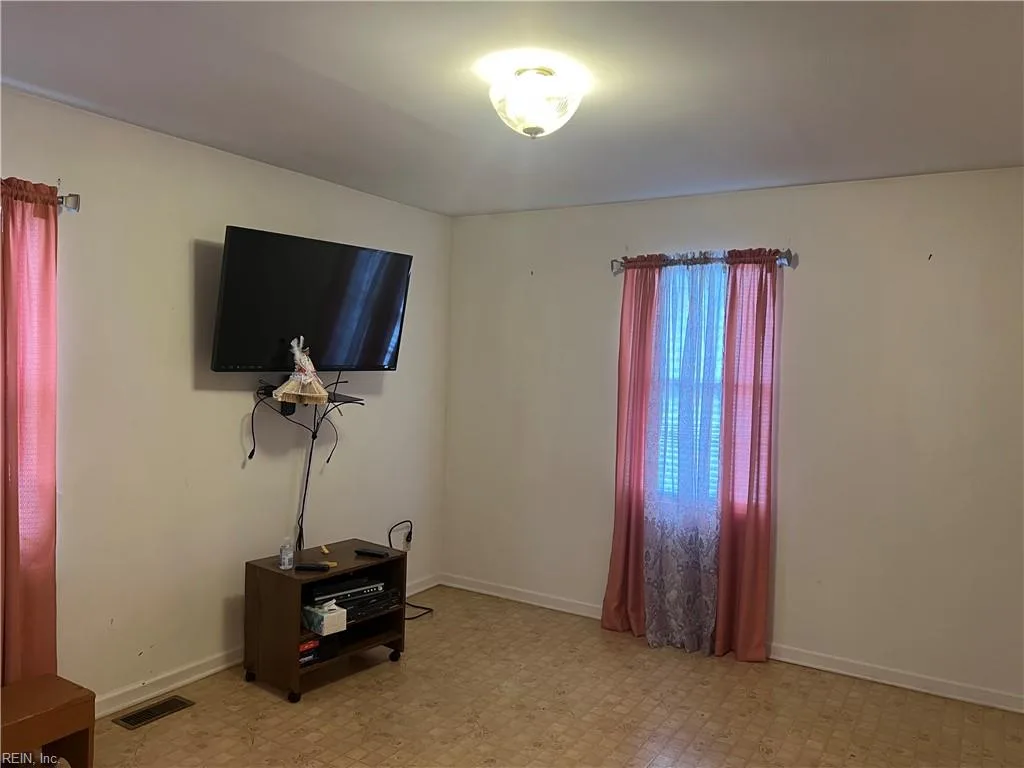 219 Cobb ST, FRANKLIN VA 23851 - Photo 4
