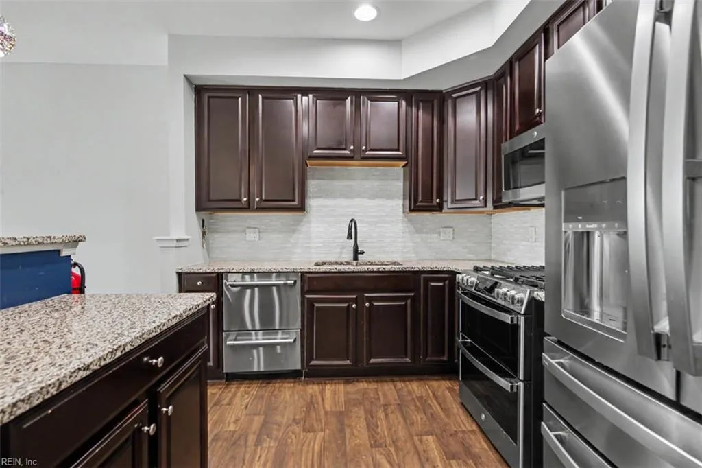 113 Hale CIR, YORKTOWN VA 23690 - Photo 5
