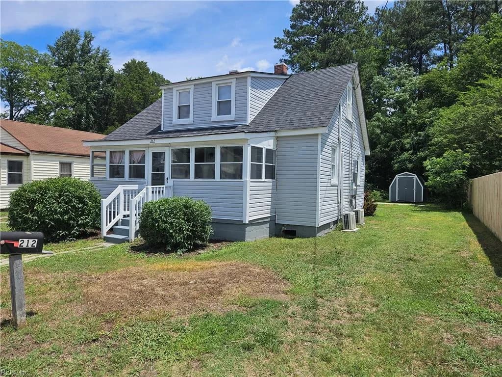 212 Middle ST, SMITHFIELD VA 23430 - Photo 3