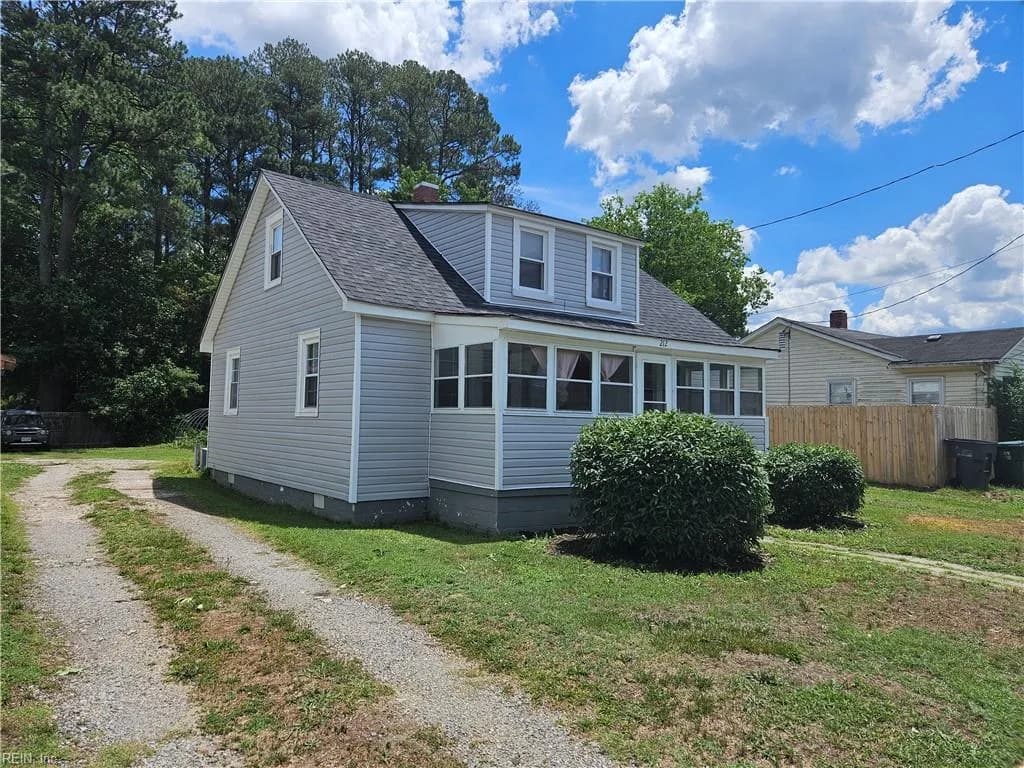 212 Middle ST, SMITHFIELD VA 23430 - Photo 4