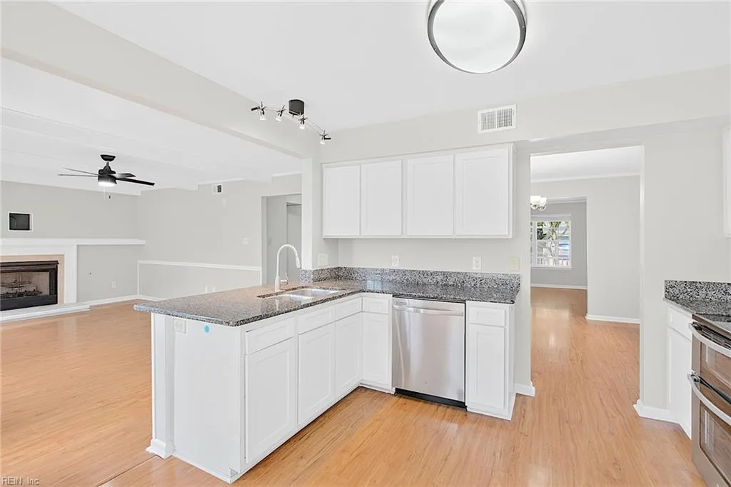1905 Clifton Bridge DR, VIRGINIABEACH VA 23456 - Photo 4