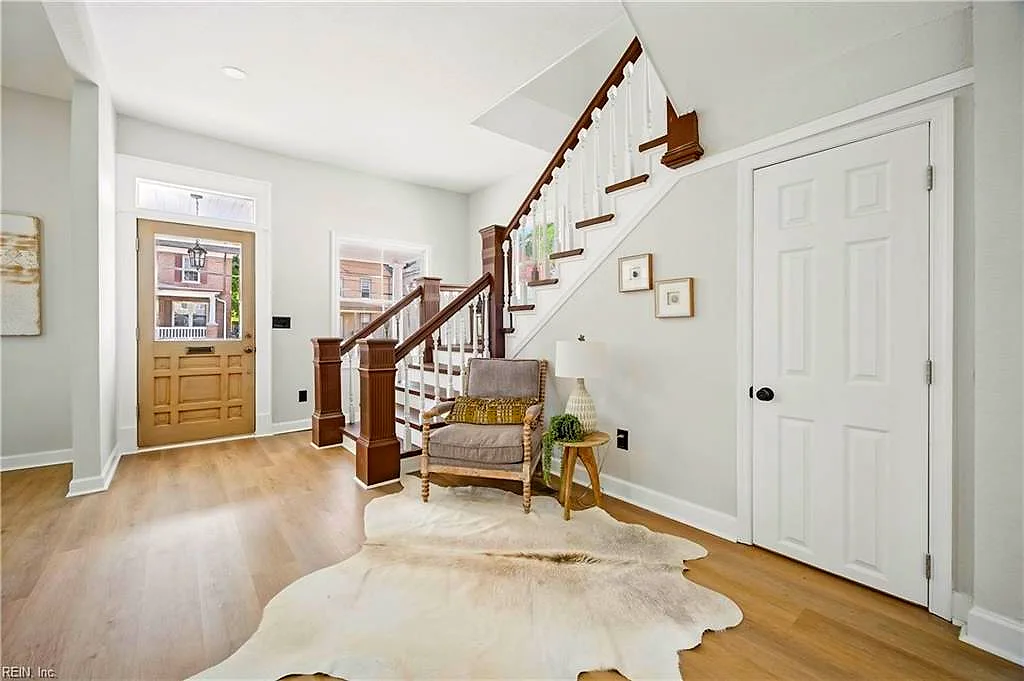 208 Clay ST, Suffolk — 6 bed Residential, 3,150 sqft