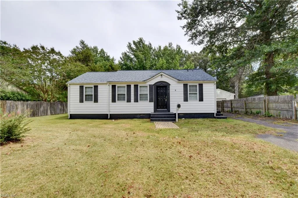 704 James DR, NEWPORT NEWS VA 23605