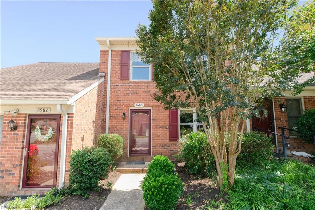 7680 The Points PL #302, GLOUCESTERPOINT VA 23062 - Photo 2