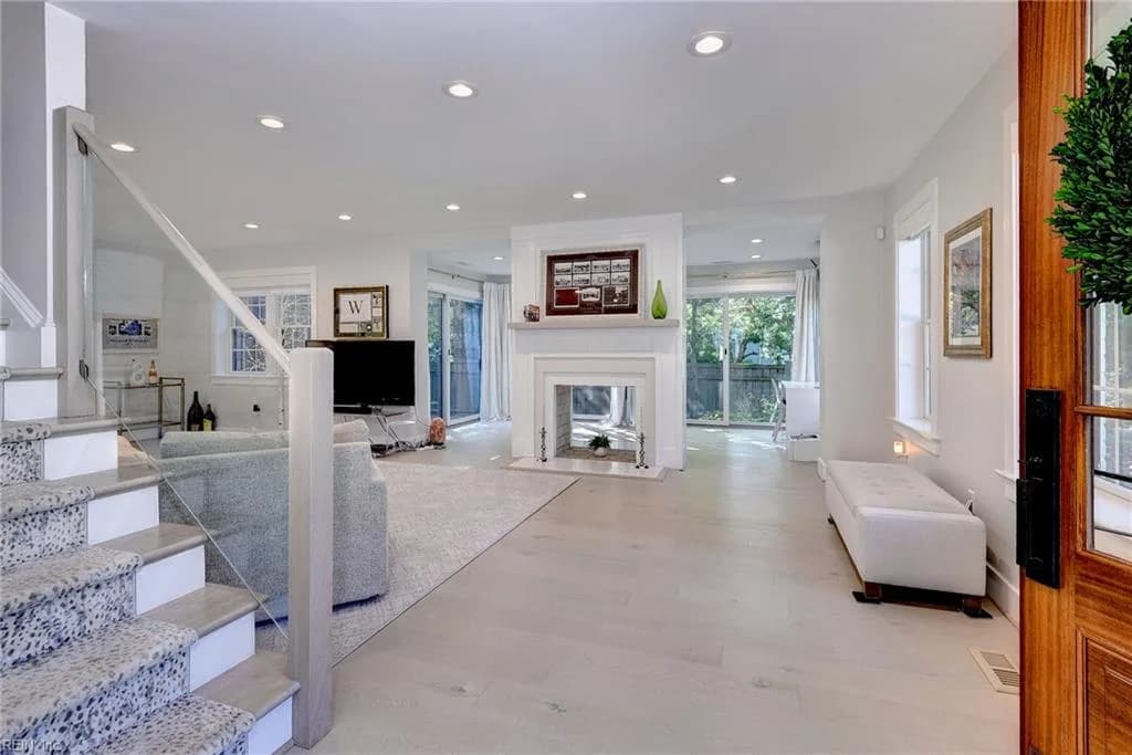 802 Riverside DR, NEWPORTNEWS VA 23606 - Photo 5