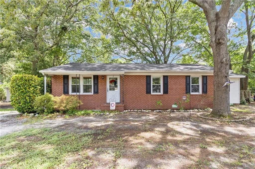 1659 Holly DR, GLOUCESTERPOINT VA 23062 - Photo 2