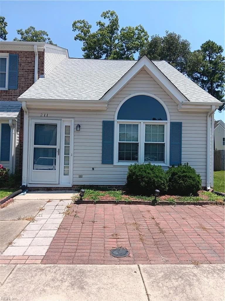 211 Crestwood CT, YORKTOWN VA 23692 - Photo 2