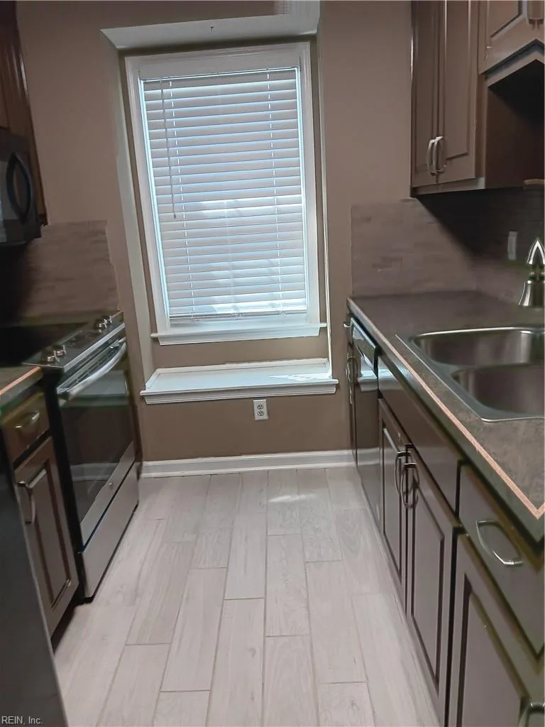 211 Crestwood CT, YORKTOWN VA 23692 - Photo 3