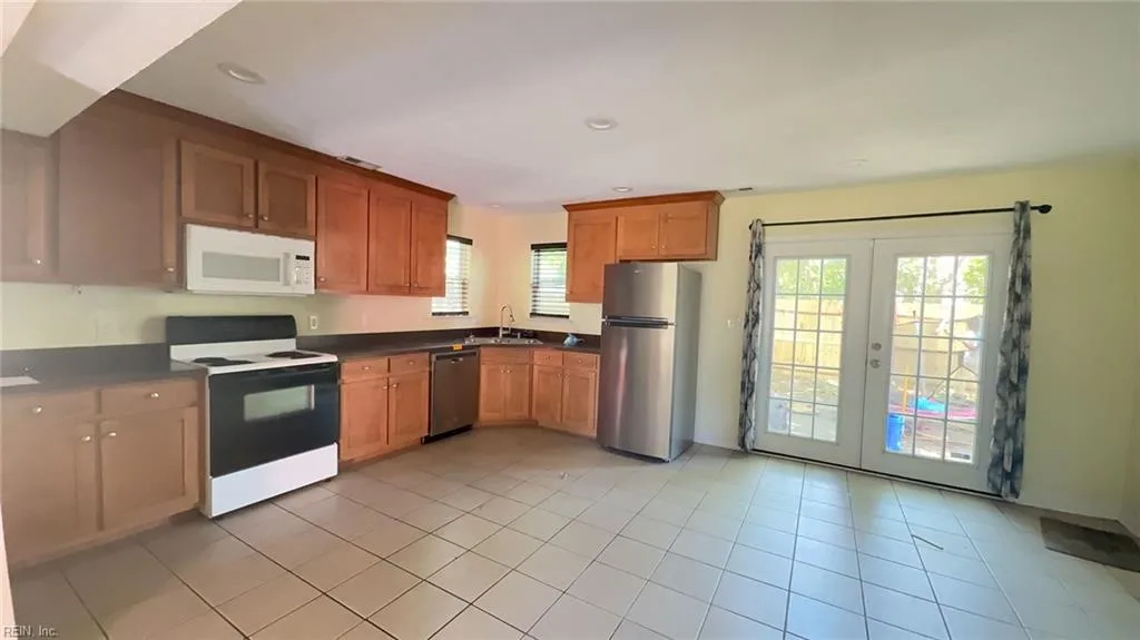 3605 Shell RD, HAMPTON VA 23661 - Photo 3
