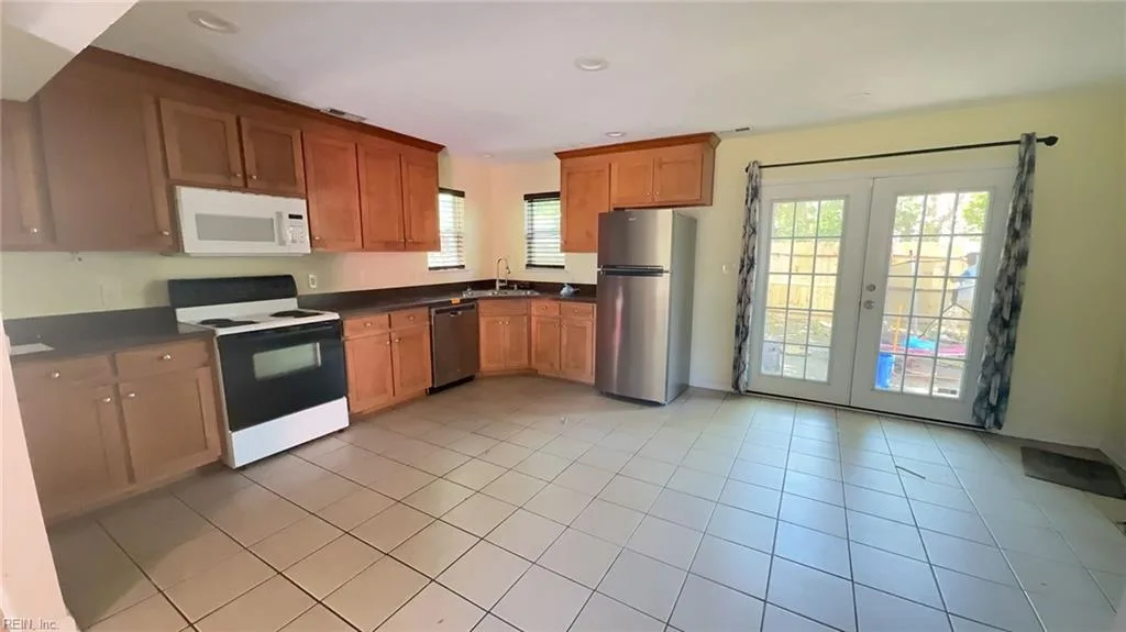 3605 Shell RD, HAMPTON VA 23661 - Photo 4