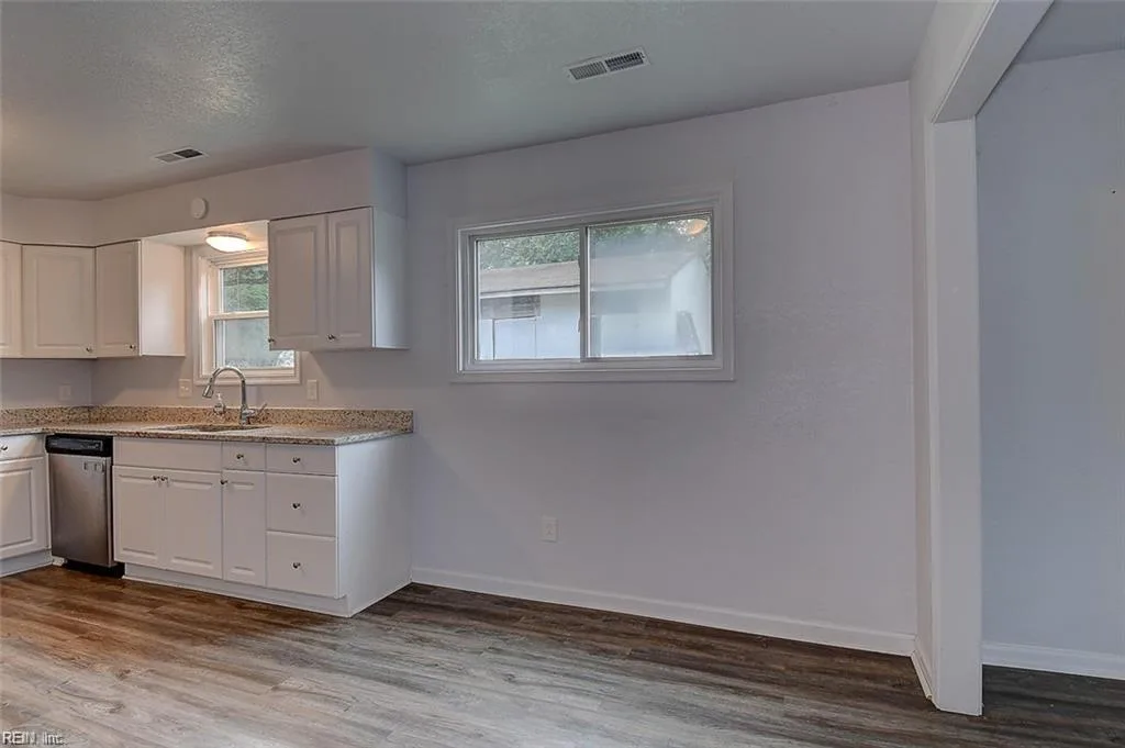1093 Salisbury DR, VIRGINIABEACH VA 23453 - Photo 5