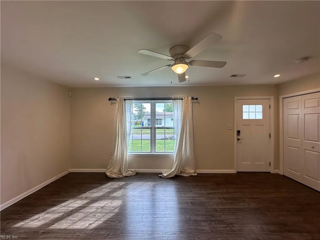 2141 Jeffrey DR, NORFOLK VA 23518 - Photo 4